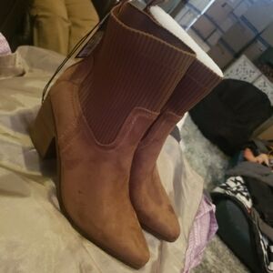 Women boots size 10 brand new .....